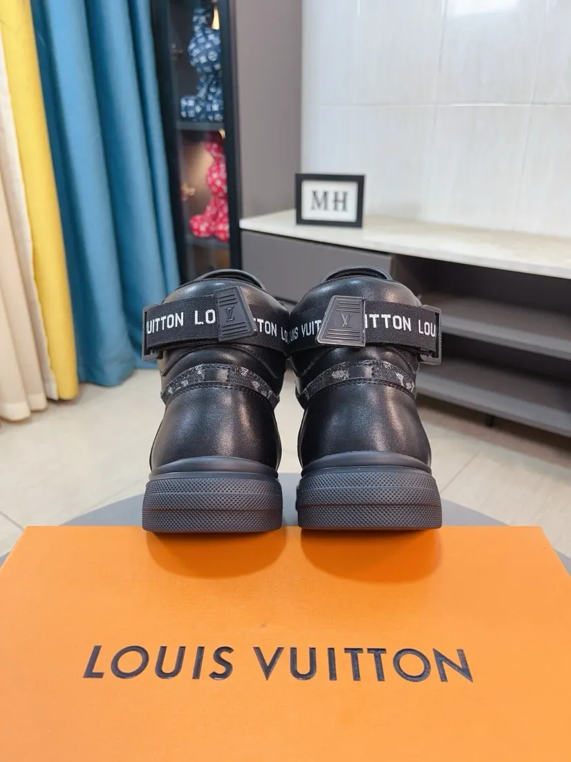 Men's shoes 💰440🌹🌹【LOUIS VUITTON】Same style on Louis Vuitton* official website🚹Men's high-top casual shoes❤️Same style as popular celebrities and big names ~ Best-selling at home and abroad Lv focuses on the checkerboard series...Imported first-layer cowhide with special fabrics➕Full sheep leather lining➕Brand-specific hollow outsole💎Produced by OEM The highest version🔍🔍Number of codes: 38-44,